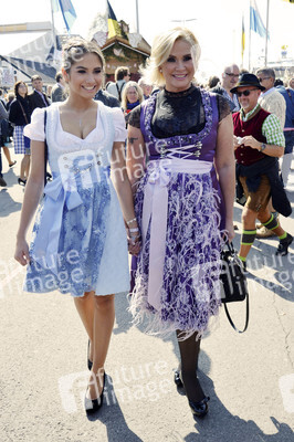 Damen-Wiesn 2015 von Unternehmerin Regine Sixt auf dem Oktoberfest in München
