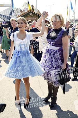 Damen-Wiesn 2015 von Unternehmerin Regine Sixt auf dem Oktoberfest in München