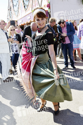 Damen-Wiesn 2015 von Unternehmerin Regine Sixt auf dem Oktoberfest in München