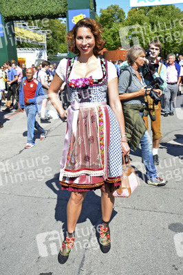 Damen-Wiesn 2015 von Unternehmerin Regine Sixt auf dem Oktoberfest in München