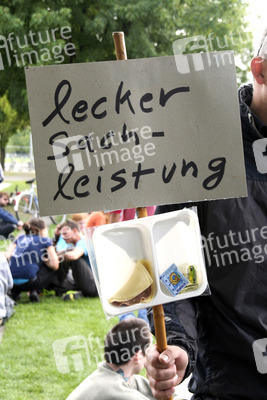 'Refugees Welcome - Solidarität muss praktisch werden!' Demo