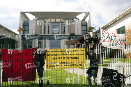 'Refugees Welcome - Solidarität muss praktisch werden!' Demo