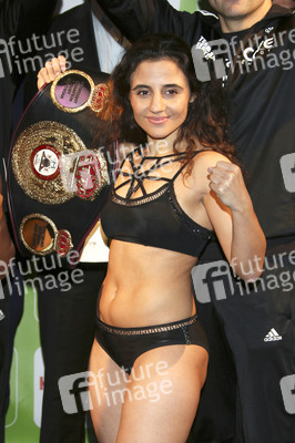 Offizielles Wiegen zum Box WM Kampf Susi Kentikian vs. Susana Cruz Perez