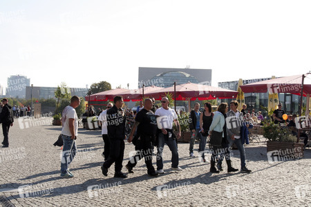 Rechte Gruppen feiern Wiedervereinigung
