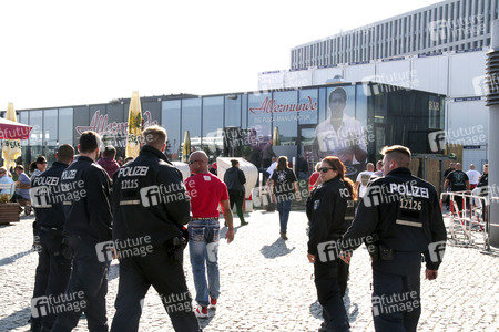 Rechte Gruppen feiern Wiedervereinigung