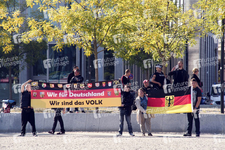 Rechte Gruppen feiern Wiedervereinigung