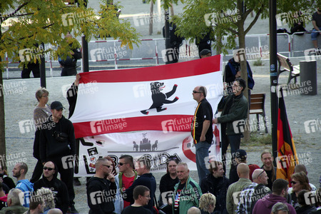 Rechte Gruppen feiern Wiedervereinigung