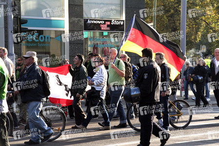 Rechte Gruppen feiern Wiedervereinigung