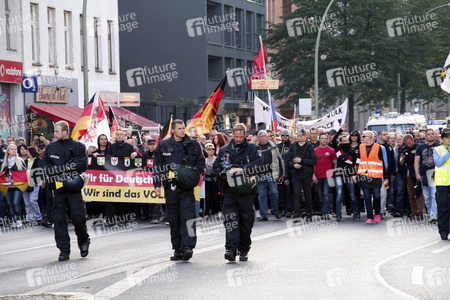 Rechte Gruppen feiern Wiedervereinigung