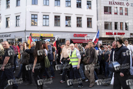 Rechte Gruppen feiern Wiedervereinigung