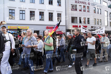 Rechte Gruppen feiern Wiedervereinigung