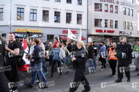 Rechte Gruppen feiern Wiedervereinigung