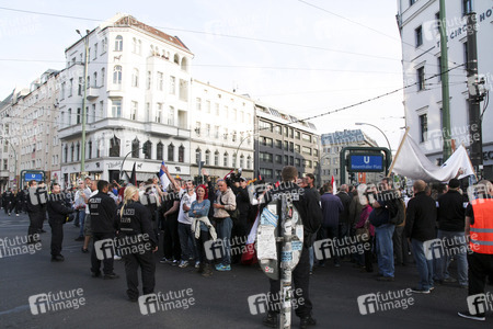 Rechte Gruppen feiern Wiedervereinigung