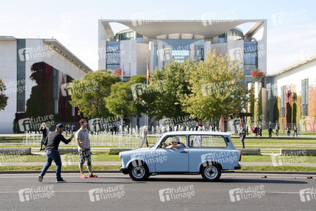 Trabbi vor dem Kanzleramt