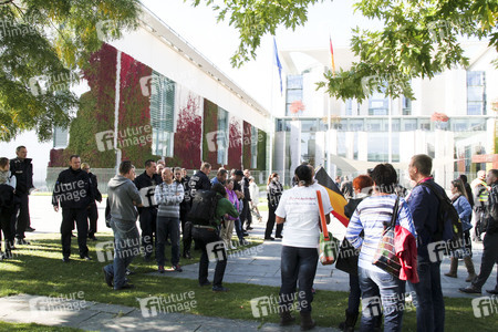 Nicht erlaubter Protest vor dem Kanzleramt in Berlin