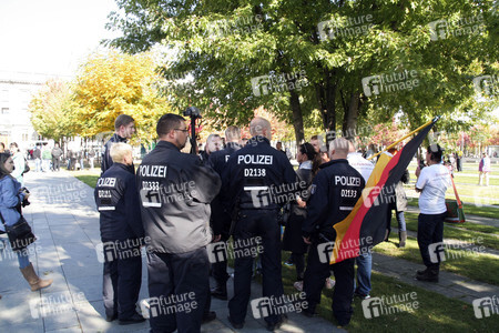 Nicht erlaubter Protest vor dem Kanzleramt in Berlin