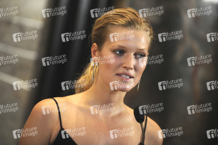 Toni Garrn schaltet das Licht am Empire Stae Building an in New York