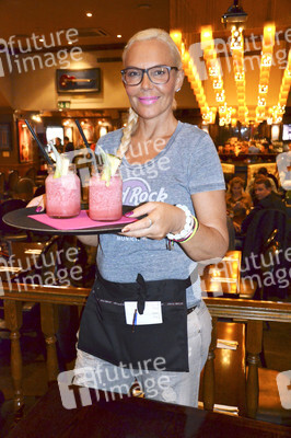 Pinktober Charity 'Server For A Day' in München