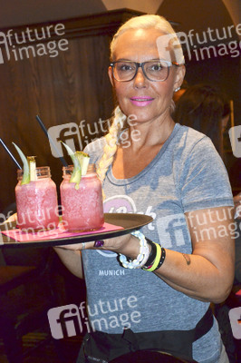 Pinktober Charity 'Server For A Day' in München