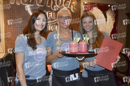 Pinktober Charity 'Server For A Day' in München