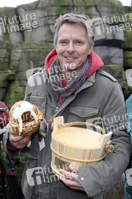 Jörg Pilawa tauft Walross in Hamburg