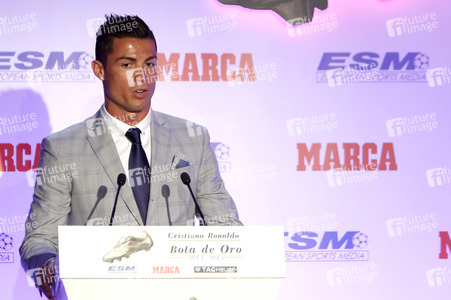 Real Madrid«s Portuguese forward Cristiano Ronaldo recieves his