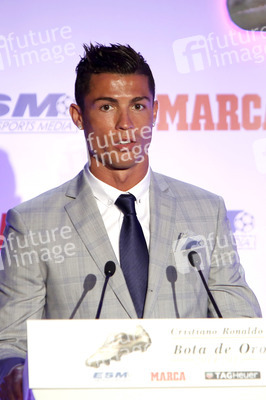 Real Madrid«s Portuguese forward Cristiano Ronaldo recieves his