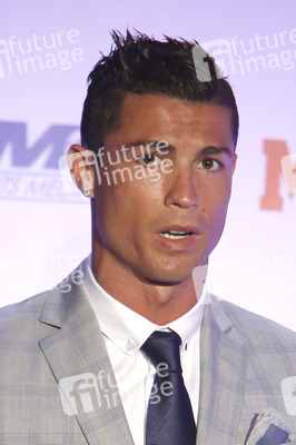 Real Madrid«s Portuguese forward Cristiano Ronaldo recieves his
