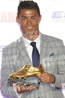 Real Madrid«s Portuguese forward Cristiano Ronaldo recieves his