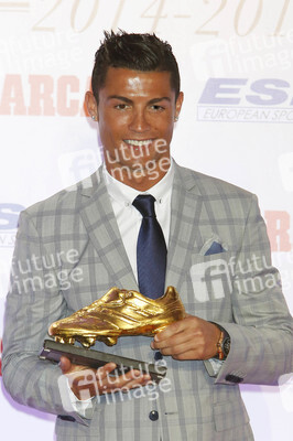 Real Madrid«s Portuguese forward Cristiano Ronaldo recieves his