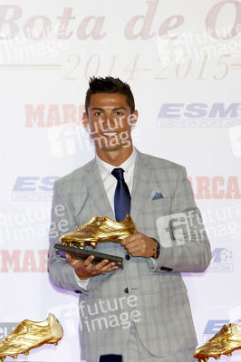 Real Madrid«s Portuguese forward Cristiano Ronaldo recieves his