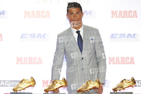 Real Madrid«s Portuguese forward Cristiano Ronaldo recieves his