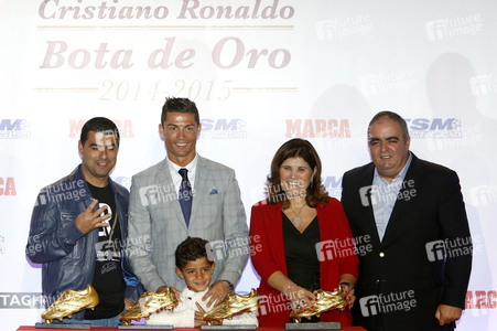 Real Madrid«s Portuguese forward Cristiano Ronaldo recieves his