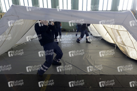 Aufbau einer Notunterkunft für Flüchtlinge in Berlin