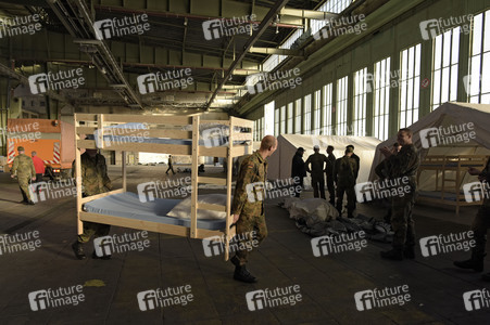 Aufbau einer Notunterkunft für Flüchtlinge in Berlin