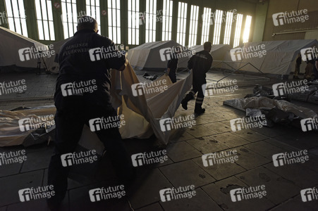 Aufbau einer Notunterkunft für Flüchtlinge in Berlin