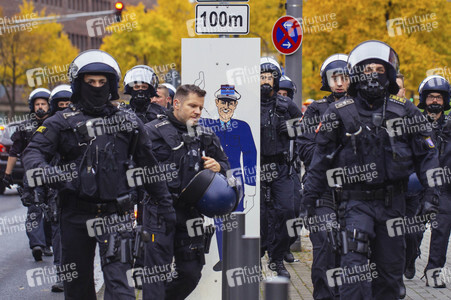Protest gegen HoGeSa-Demonstration in Köln