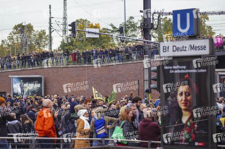 Protest gegen HoGeSa-Demonstration in Köln