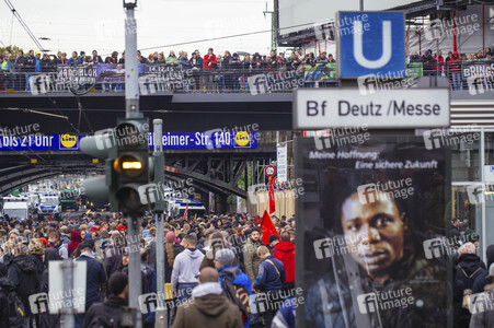 Protest gegen HoGeSa-Demonstration in Köln