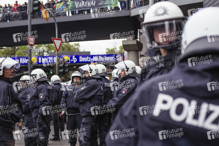 Protest gegen HoGeSa-Demonstration in Köln