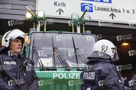 Protest gegen HoGeSa-Demonstration in Köln