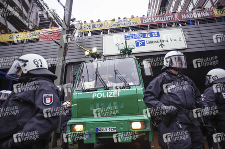 Protest gegen HoGeSa-Demonstration in Köln
