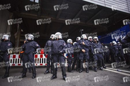 Protest gegen HoGeSa-Demonstration in Köln