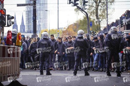 Protest gegen HoGeSa-Demonstration in Köln