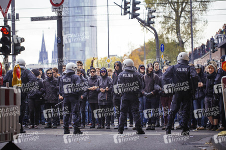 Protest gegen HoGeSa-Demonstration in Köln