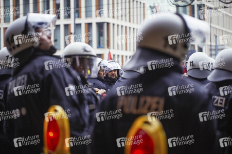 Protest gegen HoGeSa-Demonstration in Köln