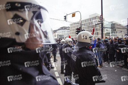Protest gegen HoGeSa-Demonstration in Köln