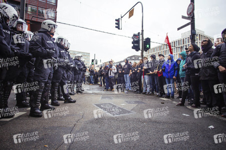 Protest gegen HoGeSa-Demonstration in Köln