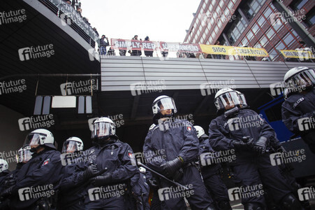 Protest gegen HoGeSa-Demonstration in Köln
