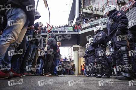 Protest gegen HoGeSa-Demonstration in Köln